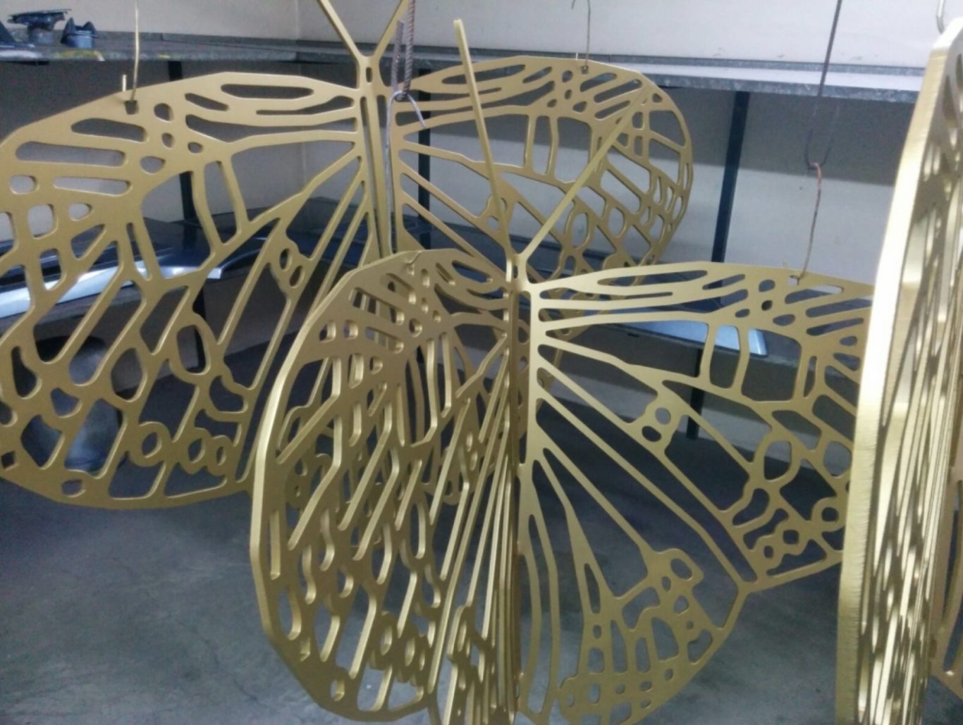 Ejemplo de piezas metálicas decorativas fabricadas mediante corte láser de alta precisión para aplicaciones industriales y de diseño. Piezas metálicas cortadas con láser