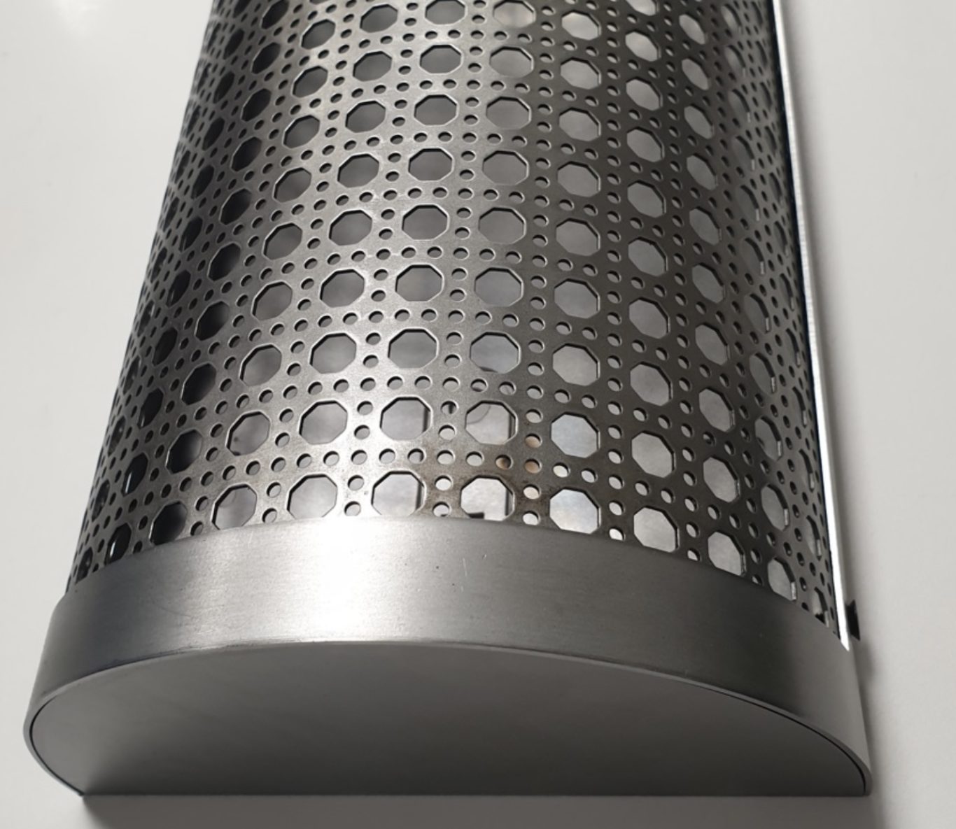 Cilindro metálico perforado fabricado mediante corte láser de precisió Cilindro metálico perforado